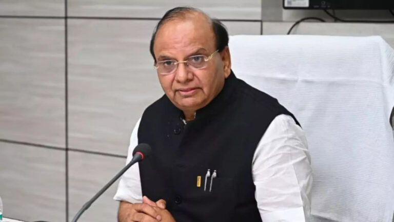 दिल्ली महिला आयोग के सभी संविदा कर्मचारी बर्खास्त, एलजी वीके सक्सेना का बड़ा आदेश – delhi lg remove all dcw contractual employees with immediate effect