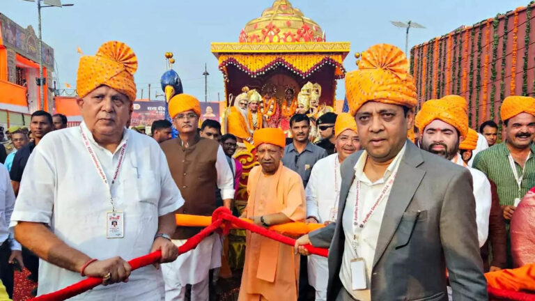 योगी आदित्यनाथ ने खींचा श्रीराम का रथ, उतारी भगवान की आरती… भव्य दीपोत्सव के जश्न में सराबोर हुई अयोध्या – yogi adityanath pulled lord ram chariot in ayodhya deepotsav 2024