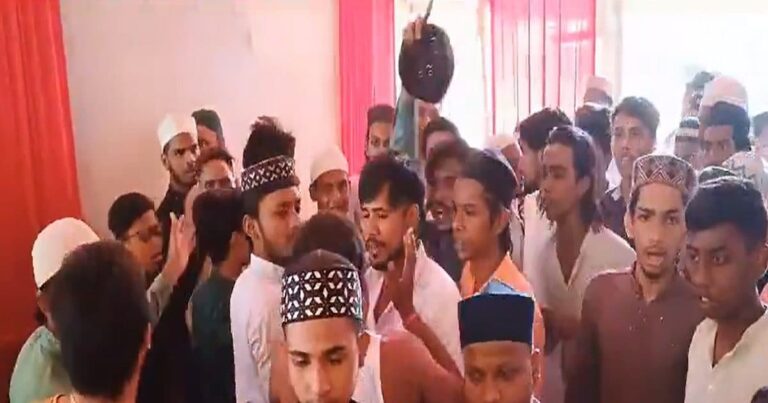 ‘आजान चल रही है माइक बंद करो’, कोलकाता में पूजा पंडाल में घुसे कई लड़के, फिर…