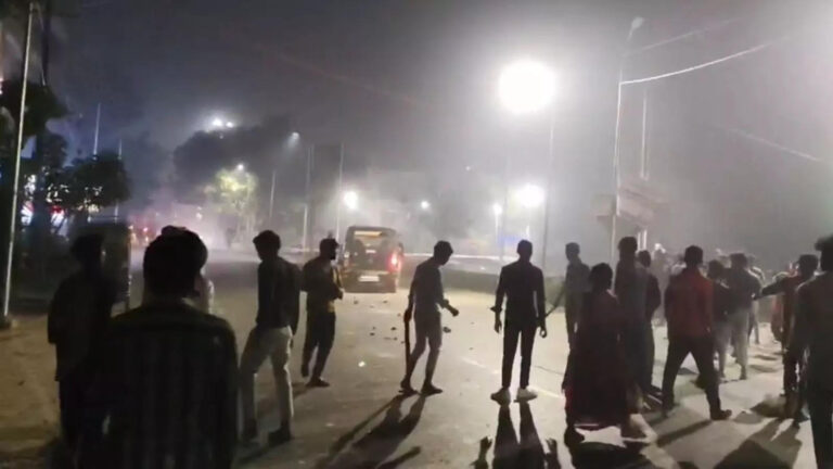 Mau News,मऊ में बाइक टकराने पर दो पक्षों में मचा बवाल, पथराव में पुलिस की गाड़ियों के टूटे शीशे – ruckus between two parties after a bike collided in mau