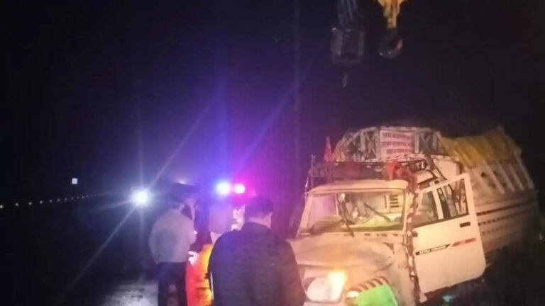 आगरा-लखनऊ एक्सप्रेस वे पर पलटी पिकअप, 12 घायल, मेहंदीपुर बालाजी के दर्शन करके लौट रहे थे श्रद्धालु
