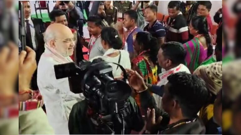 सरेंडर कर चुके नक्सलियों ने कुछ इस तरह मिले केंद्रीय गृह मंत्री अमित शाह – News18 हिंदी
