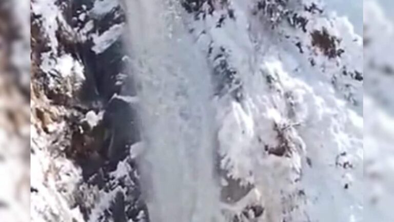 दिखा कुदरत का अनोखा नजारा, भारी बर्फबारी से नाला बना ग्लेशियर