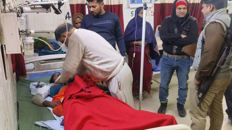 Hathras News,Hathras Accident: हाथरस में आवारा पशु से टकराने के बाद ट्रक में जा घुसी कार, चार लोगों की मौत – car rammed into truck after colliding with stray animal four people died in hathras