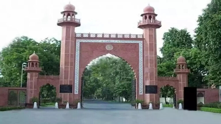 महिला स्टूडेंट्स के नाम से पोस्ट कीं 20 से ज्यादा शिकायती चिट्ठियां, राज खुला तो सस्पेंड हुए AMU के प्रोफेसर