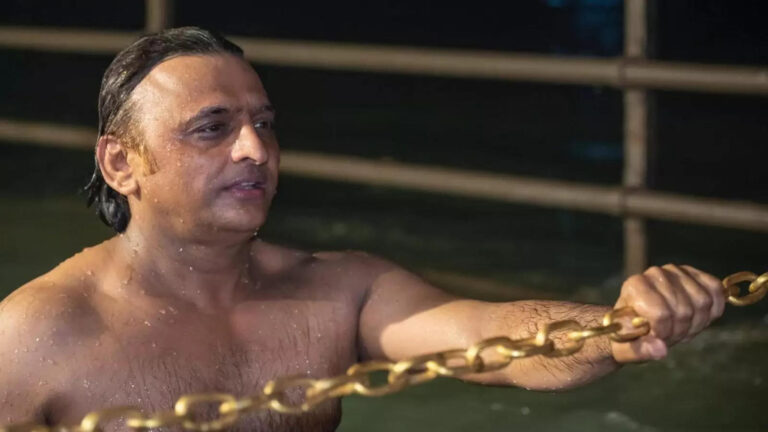 Akhilesh Yadav Ganga Snan,मकर संक्रांति पर अखिलेश यादव ने हरिद्वार में गंगा स्नान किया, चाचा की अस्थियां करेंगे प्रवाहित – makar sankranti akhilesh yadav took dip in ganga haridwar will immerse his uncles ashes here detail