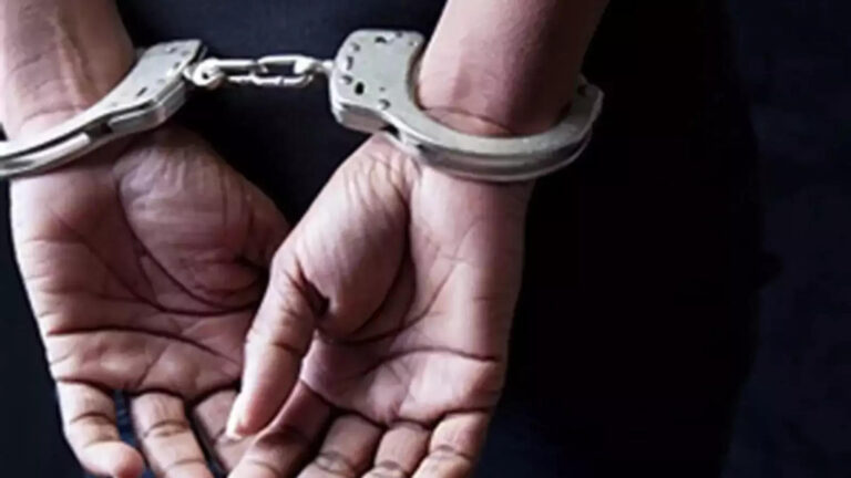 मर्डर के आरोपी ने खुद को बताया नाबालिग, दिल्ली पुलिस की जांच में खुल गई पोल – two arrested in murder case, one declared himself minor to save himself