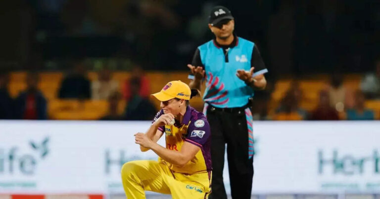 3 गेंद में खेल खत्म, हैट्रिक लेकर ग्रेस हैरिस ने इतिहास रच दिया, क्रिकेट में कभी-कभी होता है ऐसा – grace harris created history in wpl to take hat trick for up warriors vs delhi capitals