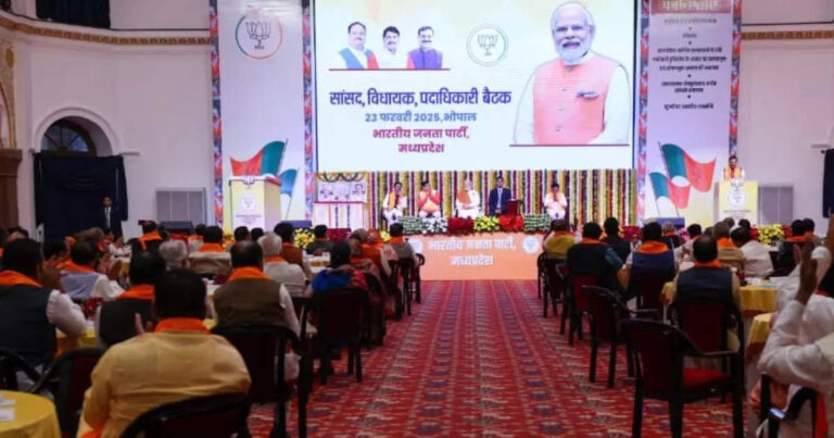पीएम मोदी के साथ सीक्रेट मीटिंग में केवल इन चार नेताओं के मंच में मिली थी जगह, सामने आई फोटो, जानें कौन हैं वो लोग – politics only these four leaders were given a place on the stage in the secret meeting with pm modi