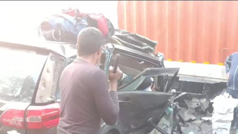 बस्ती में दर्दनाक सड़क हादसे में 5 लोगों की मौत, हाइवे पर कंटेनर में जा घुसी कार, 3 घायलों का अस्पताल में इलाज – basti road accident 5 died as car collided with container police rescue operation news