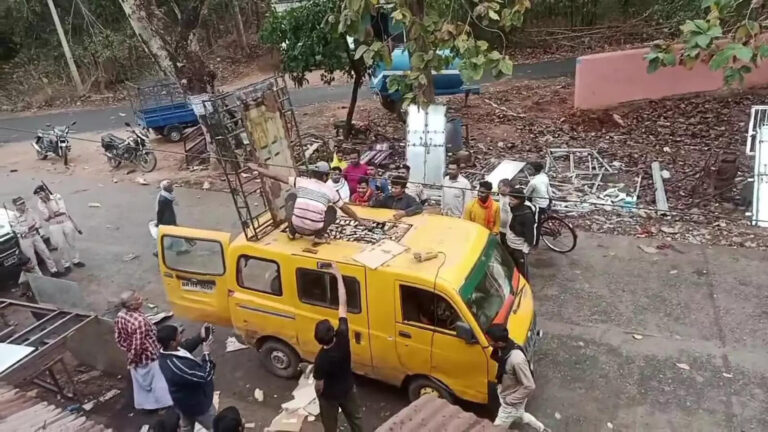 स्कूल की वैन की छत में छिपाकर लाई जा रही थी विदेशी शराब