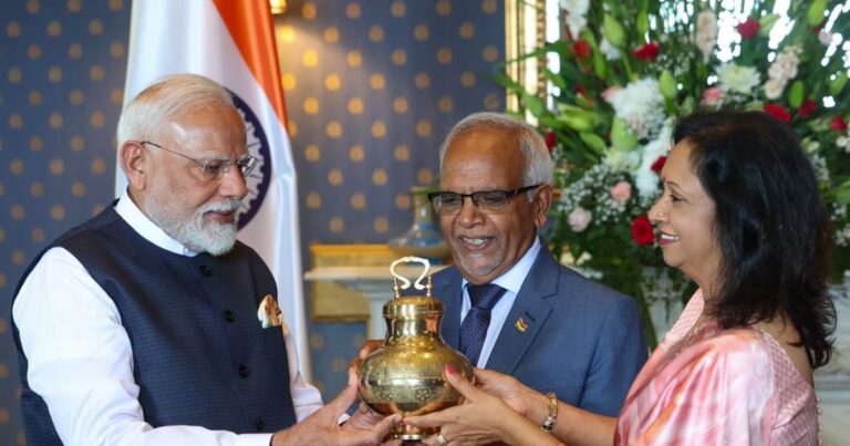 PM Modi Mauritius Visit: प्रमहाकुंभ से संगम का पानी, बनारस की साड़ी और बिहार से… PM मोदी ने मॉरीशस को दिए क्या-क्या गिफ्ट?
