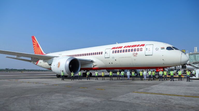 Air India में टॉयलेट बंद होने के कारण शिकागो से दिल्ली आ रही फ्लाइट वापस लौटी, पाइप में मिले कपड़े-प्लास्टिक | Air India Clogged Lavatories Causing Flight To Return To US Pics shows clothe and plastic was flushed