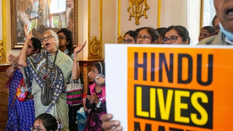पाकिस्तान-बांग्लादेश नहीं इस एशियाई देश में घट रही हिंदू आबादी, 65 सालों में 43 फीसदी बढ़ी मुस्लिम जनसंख्या | Hindu population decreased by 7.82 percent between 1950 and 2015 in India while Muslim Share increase by 43.15 percent