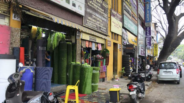 Karnataka Bandh: बेअसर रहा कन्नड़ समर्थकों का कर्नाटक बंद, दुकानें खुली, परिवहन सेवाओं पर नहीं पड़ा असर | Karnataka bandh by Kannada supporters ineffective, shops open, transport services not affected