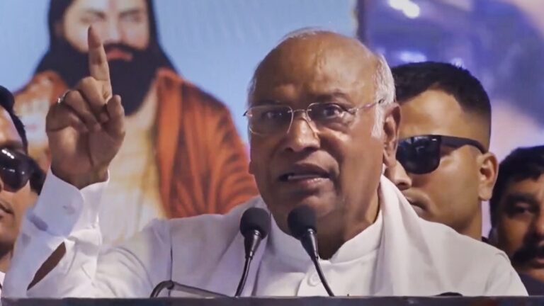 ‘PM मोदी गंगा सफाई की गारंटी भूल गए, उन्होंने मां गंगा को धोखा दिया है’, खड़गे ने अब क्यों कहा ऐसा? | Mallikarjur Kharge on Namami Gange scheme he says PM Modi has only cheated Maa Ganga