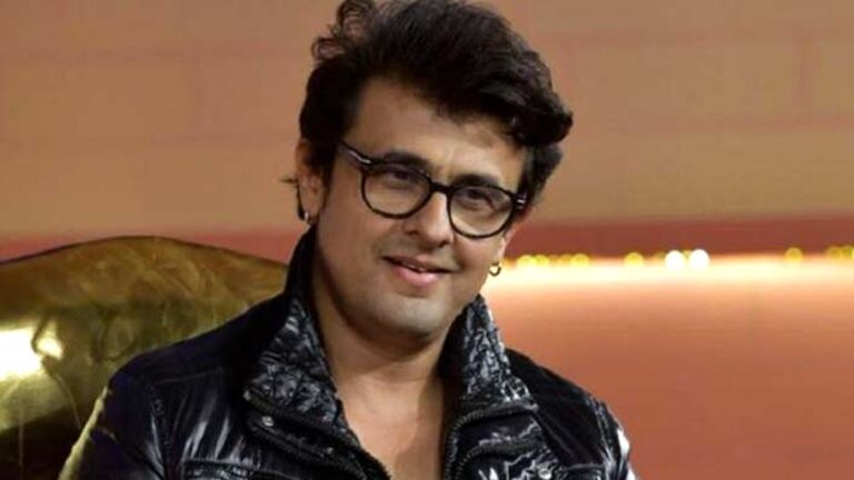 ‘ऐसा मत करिए’ Sonu Nigam पर कॉन्सर्ट के दौरान हुई पत्थरबाजी, टीम के सदस्य हुए घायल | sonu nigam delhi technological university concert people throw stones in hindi