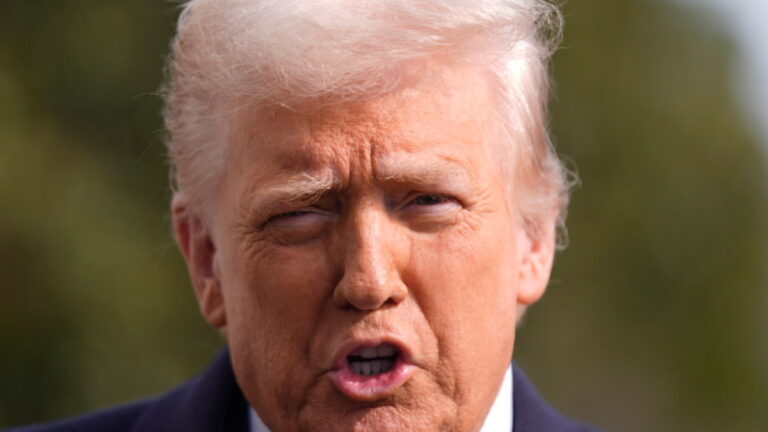 Donald Trump के स्कॉटिश गोल्फ़ रिसॉर्ट में फिलिस्तीनी समर्थकों ने मचाई तबाही, किए गड्ढें, लिखे ये संदेश | Palestine supporters wrote these messages in red paint at Donald Trump’s Scottish golf resort, dug several holes in the lawn