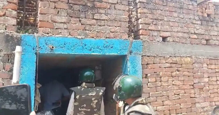 मऊगंज हिंसा वाले गांव में 3 लोग लटके मिले, रिश्ते में पिता-पुत्र और बेटी, SP-कलेक्टर मौके पर, इलाके में हड़कंप – 3 people found hanging in mauganj violence village sp-collector reached the spot