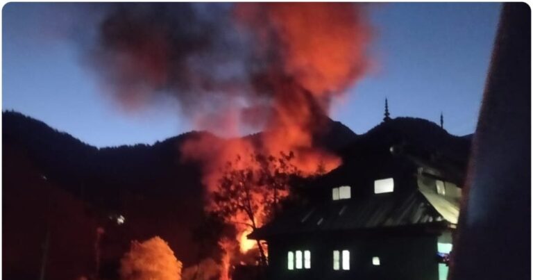 Pahalgam Terror Attack: PoK में मौजूद लश्कर आतंकवादी फारूक अहमद, इधर कुपवाड़ा में उसका घर हो गया धुआं-धुआं