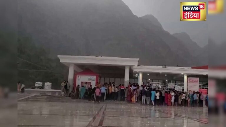माता वैष्णो देवी मंदिर जाने का प्लान है? कटरा में अभी मौसम खराब है, भयानक बारिश का वीडियो
