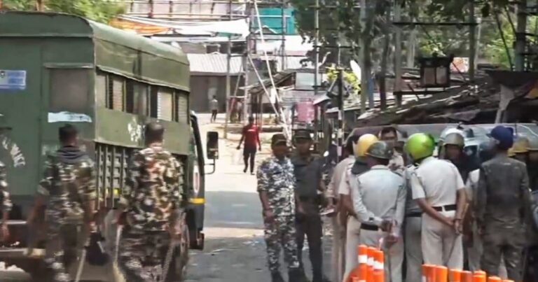 Murshidabad Violence LIVE Updates: ‘मैंने सुना है कि वहां से हिन्दू पलायन कर रहे’, धीरेंद्र शास्त्री बोले- हिन्दुओं में एकता नहीं – murshidabad violence live updates governor cv ananda bose dial chief minister mamata banerjee bsf deployed latest news
