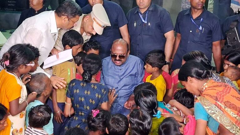 ‘घरों में घुसे, मारपीट की’, बंगाल हिंसा के पीड़ितों ने राज्यपाल को बताया, बोस बोले- कार्रवाई की जाएगी | Bengal Guv meets Murshidabad riot victims in Malda refugee camp