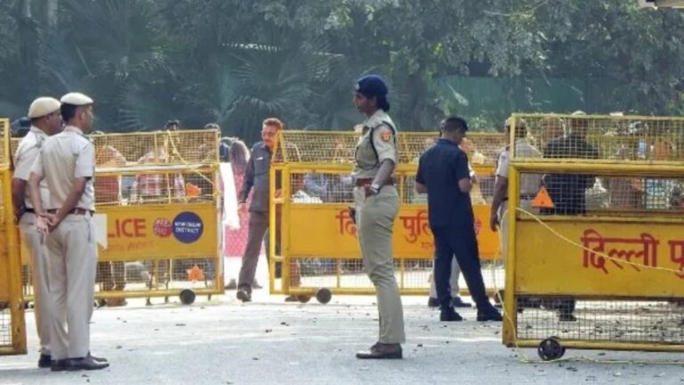 Waqf Amendment Bill: दिल्ली पुलिस ने संसद के पास सुरक्षा बढ़ाई, हाईअलर्ट पर यूपी पुलिस | Waqf Amendment Bill:Delhi Police Beefs Up Security Near Parliament Ahead; UP Police On High Alert Too
