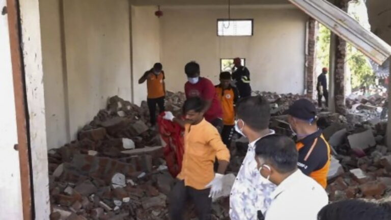 बनासकांठा में पटाखा गोदाम में हुए ब्लॉस्ट में मरने वालों की संख्या पहुंची 21, पांच बच्चे भी है शामिल | 5 kids among 21 killed as blast flattens illegal firecracker warehouse in Banaskantha district