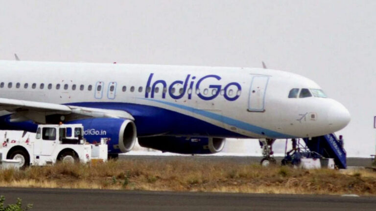 IndiGo flight: इंडिगो फ्लाइट में बम की झूठी धमकी से मचा हड़कंप, कनाडाई नागरिक हिरासत में | hoax bomb threat in Bengaluru-bound IndiGo flight, Canadian citizen detained News in hindi