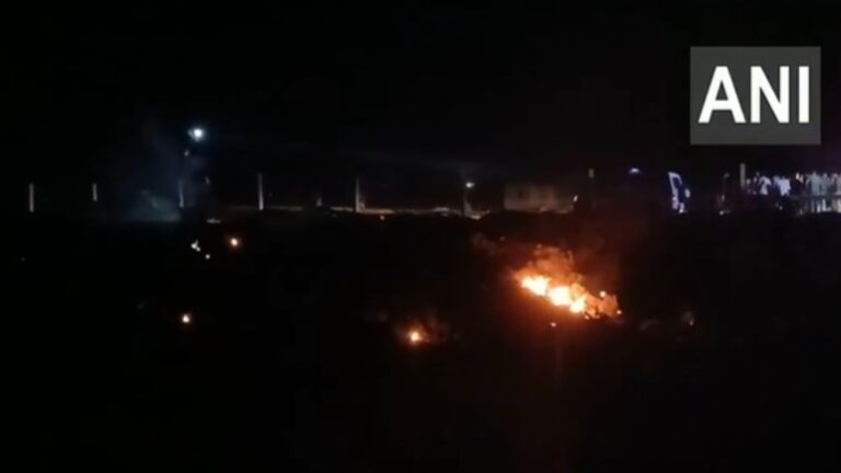 Fighter Plane Crash: गुजरात के जामनगर में प्लेन क्रैश, दूर तक बिखरे विमान के टुकड़े, एक पायलट की गई जान | Jaguar fighter Plane crash in Jamnagar Gujarat two pilots in trainer aircraft of Air Force