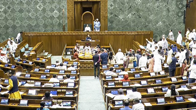 संसद सत्र अपडेट: लोकसभा में कल पेश होगा वक्फ संशोधन बिल, कांग्रेस सांसदों को 3 दिवसीय व्हिप जारी | Parliament Budget Session Discusses Waqf Amendment Bill, Caste Census, and Agricultural Policies