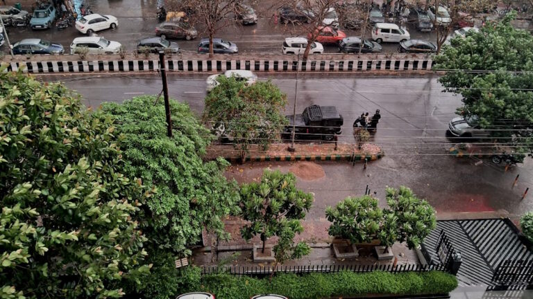 दिल्ली-NCR में भीषण गर्मी के बीच अचानक मौसम बदला, नोएडा में धूल भरी आंधी के साथ बारिश, देखें VIDEO | Delhi-NCR Weather suddenly changed amid scorching heat, dust storm wreaked havoc, watch VIDEO
