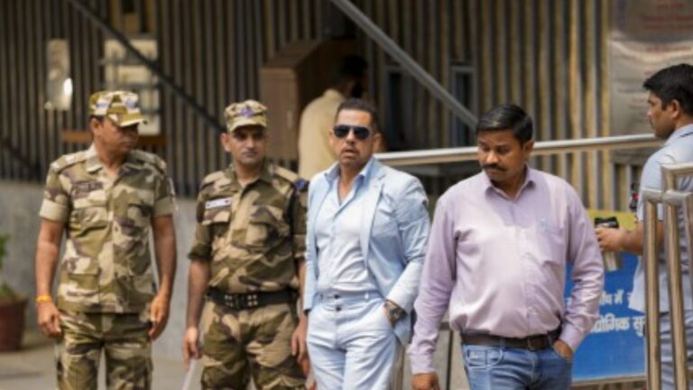 “ये लोग मुझे बहुत प्यार करते हैंं”, ED की 5 घंटे की पूछताछ के बाद बोले रॉबर्ट वाड्रा, कल फिर होगी पूछताछ | Land deal case: Robert Vadra questioned for 5 hours on second day, ED calls him again