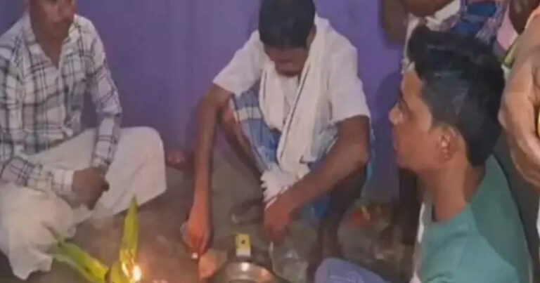 ‘पानी पिलाया और बीमारी ठीक हो गई’, घर वापसी करने वाले 10 परिवारों ने बताया धर्मांतरण के लिए कैसे करते हैं ब्रेन वॉश – gave them water and their illness was cured 10 families who returned home told how they brainwash them for conversion