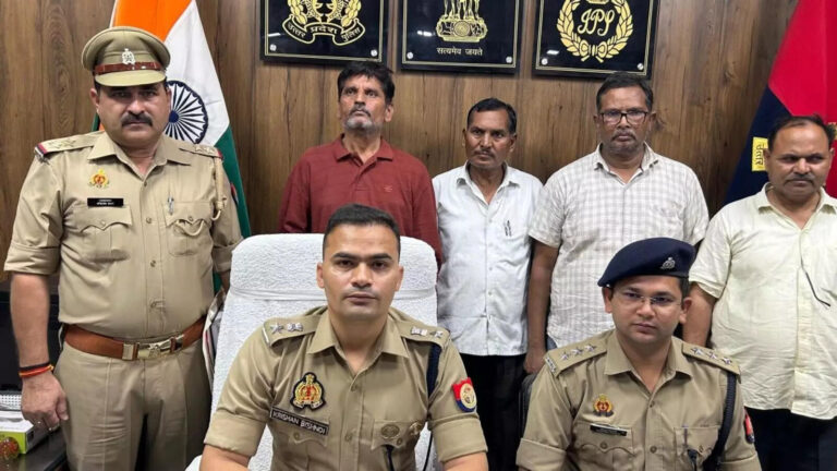 2 lekhpals arrested in sambhal,Sambhal News: संभल में चकबंदी अधिकारियों ने अपने ही 55 लोगों को बांट दी 326 बीघा जमीन, 2 लेखपाल समेत 4 गिरफ्तार – consolidation officers distributed 326 bighas of land to their own people 4 arrested including 2 lekhpals in sambhal