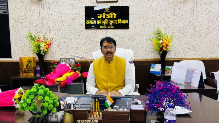 मुजफ्फरपुर: दलाल के स्कूटी में सरकारी डोंगल और रजिस्टर-2, मिनिस्टर-ACS तक पहुंचा मुशहरी ब्लॉक का कांड