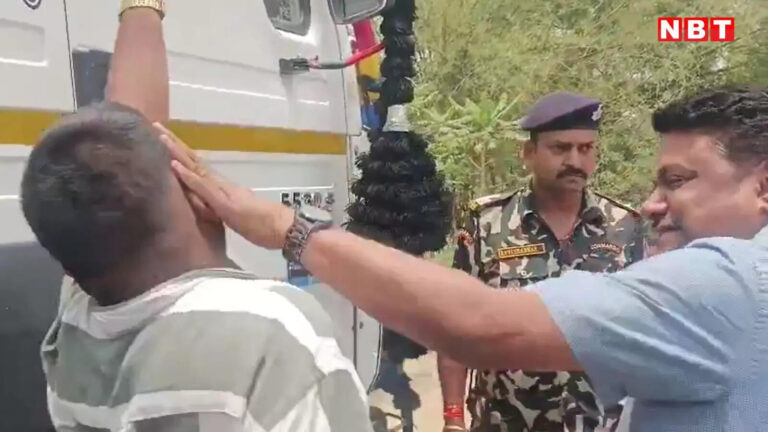 Buxar SDO Slap Truck Driver,बक्सर के SDO की सड़क पर ‘गुंडागर्दी’, ट्रक ड्राइवर को जड़े थप्पड़, देखते रह गए DM साहब, Video देखिए – buxar sdo rakesh kumar slap truck driver in front of dm video goes viral