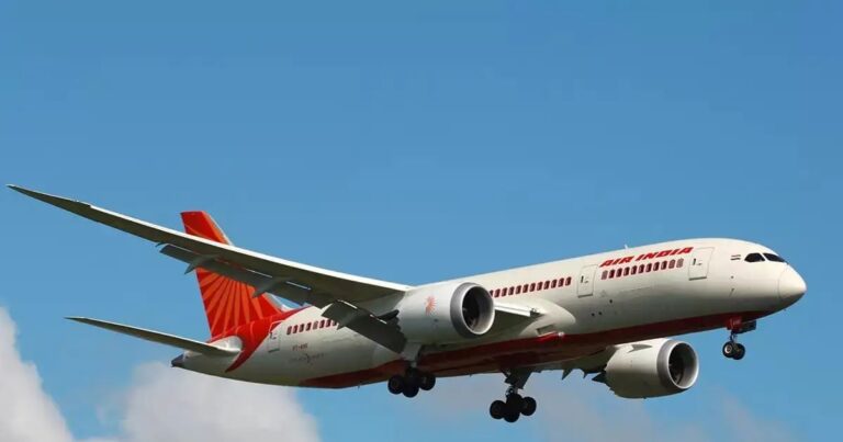 कोलकाता एयरपोर्ट पर इंडिगो फ्लाइट में बम की अफवाह, यात्री हिरासत में.
