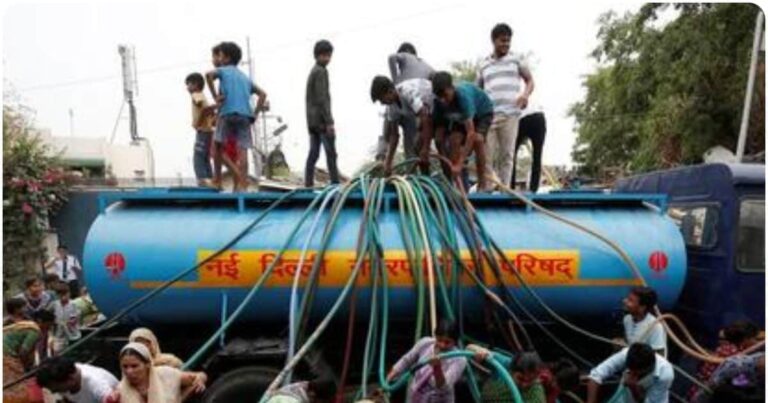 Delhi Water Policy CM Rekha Gupta News: दिल्ली में पानी पर नई सियासत, कहीं जरूरत से ज्यादा, तो कहीं बूंद-बूंद को तरसे लोग