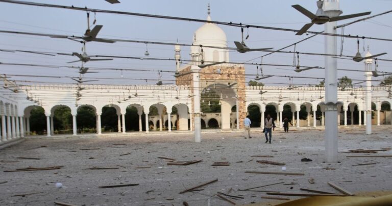 Operation Sindoor Live Updates: सुबह-सुबह पाकिस्तान में फिर खलबली, लाहौर में बड़ा धमाका, सायरन की आवाज सुन घबरा कर भागे लोग, धुएं की गुबार में पूरा शहर