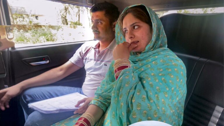 CRPF jawan: पाकिस्तानी महिला से शादी छुपाने पर जवान बर्खास्त, राष्ट्रीय सुरक्षा के लिए खतरा बताया | CRPF jawan dismissed for hiding his marriage with a Pakistani woman news in hindi