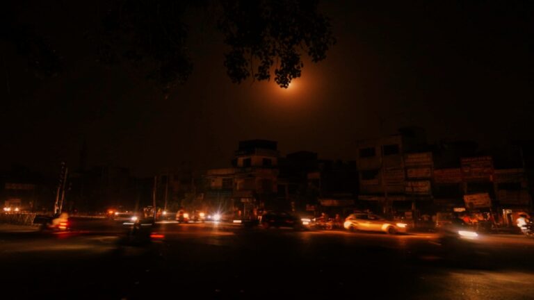 India Pakistan: उधमपुर वायुसेना स्टेशन, सांबा और अमृतसर में ड्रोन का आतंक! ब्लैकआउट के चलते वापस लौटी फ्लाइट | India Pakistan Drone Alert in Udhampur Amritsar samba Indigo flight return News in Hindi