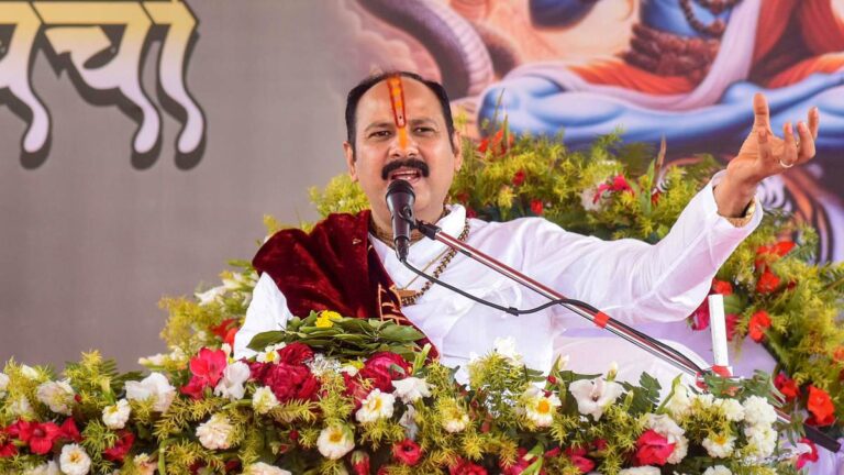 Pradeep Mishra: कौन हैं प्रदीप मिश्रा? जिन्होंने लड़कियों की नाभि को सुरक्षा से जोड़ा, ढकने की दे डाली सलाह | Who is Khatavachak Pradeep Mishra who gave statement on girls navel of Pradeep Mishra profile in Hindi