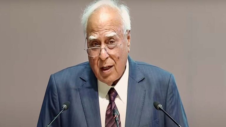 नेहा सिंह राठौर का साथ देने वाले Kapil Sibal ने की हैं दो शादियां, जानिए एक केस की कितनी लेते हैं फीस? | Kapil Sibal has married twice to support Neha Singh Rathore, know how much fee charges for one case, Net Worth Hindi