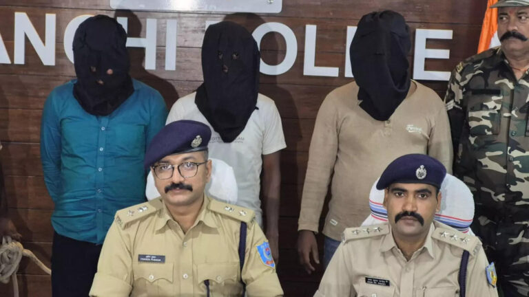 गूगल फॉर्म, लॉटरी का कूपन… रांची के घर में था फंसाने का पूरा इंतजाम, पुलिस सामान देख दंग – jharkhand police arrested three cyber criminals with mobile phone and scanner in ranchi