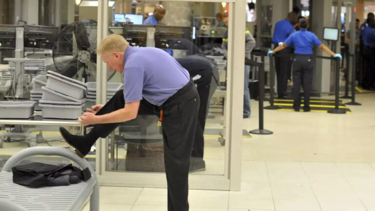 Us Airports Shoe Removal Policy,अमेरिकी एयरपोर्ट पर यात्रियों के लिए खुशखबरी, अब सुरक्षा जांच के नाम पर नहीं उतारने पड़ेंगे जूते, बदल गया नियम – us airports end shoe removal policy for passengers at security screening after 2 decades