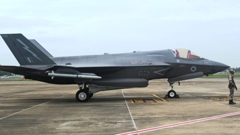 F-35B Fighter Jet की रिपेयरिंग में जुटेगी 40 लोगों की टीम, क्यों केरल में खड़ा है दुनिया का सबसे एडवांस जेट | UK F-35B Fighter Jet stranded in Kerala Special Repair Team Thiruvananthapuram News in Hindi