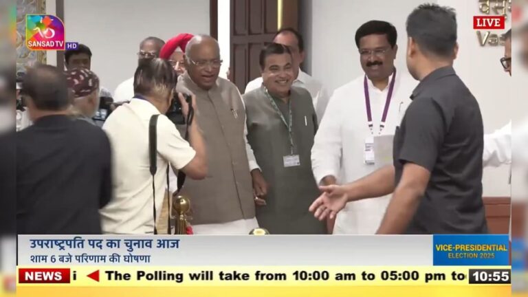 Video: खरगे ने थामा हाथ, मुस्कुरा उठे नितिन गडकरी… उपराष्ट्रपति चुनाव में दिखा गजब का नजारा