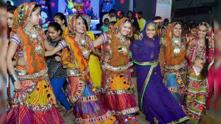 गरबा में नो फिल्मी सॉन्ग और नो बैकलेस ड्रेस, आज जेल से रिहा होंगे आजम खान – News18 हिंदी